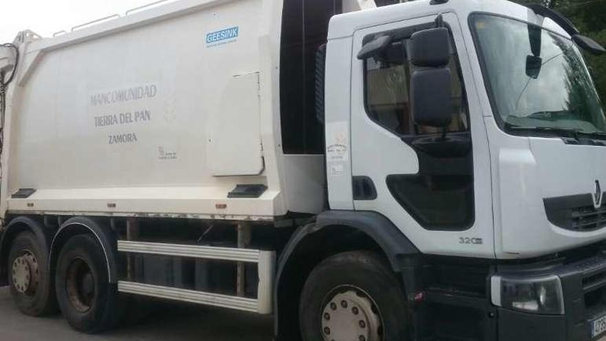 Camión de recogida de basuras de Tierra del Pan.