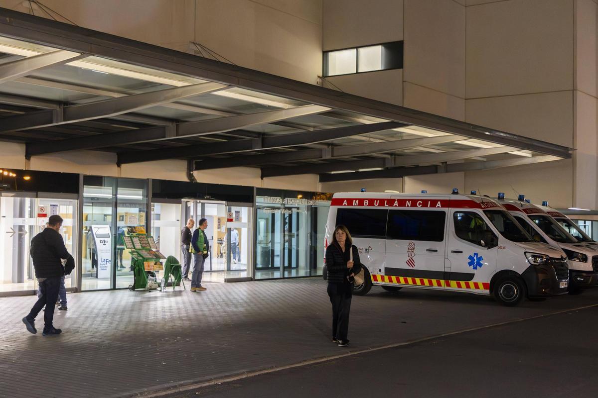 Ambulancias a la puerta del hospital La Fe de València hace unos días.