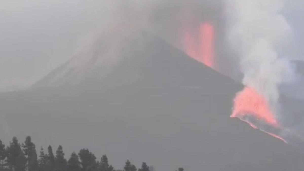 La erupción del volcán de La Palma, vista desde la iglesia de Tajuya