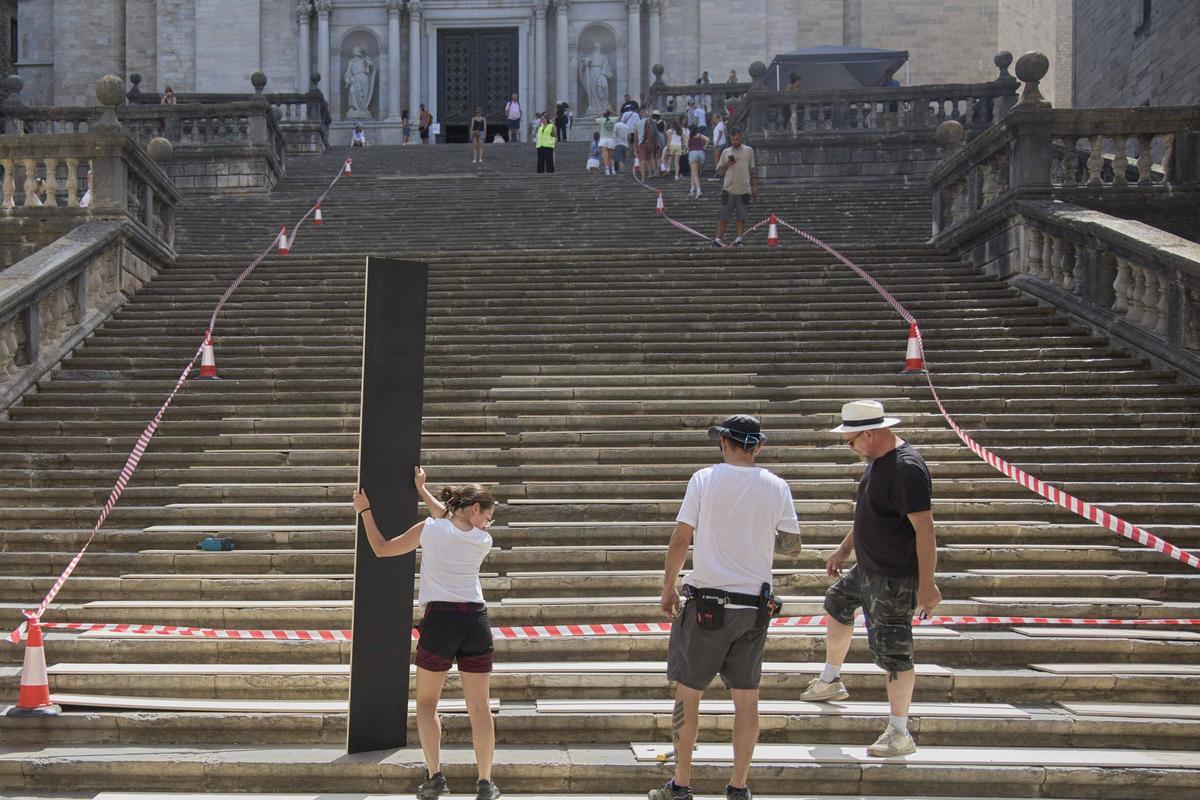 A les escales de la Catedral s'han col·locat taulons de fusta a la part central