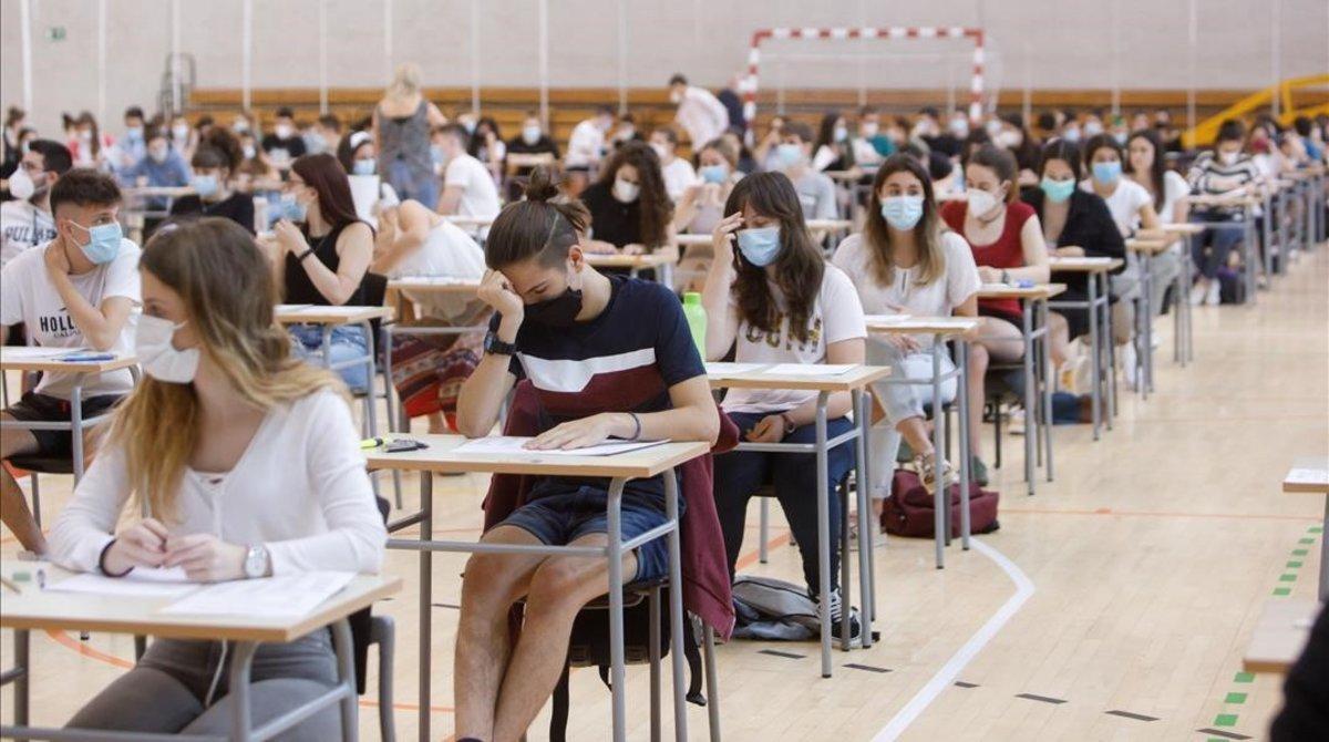 Estudiantes de Navarra, en pleno examen de la EvAU, la semana pasada.