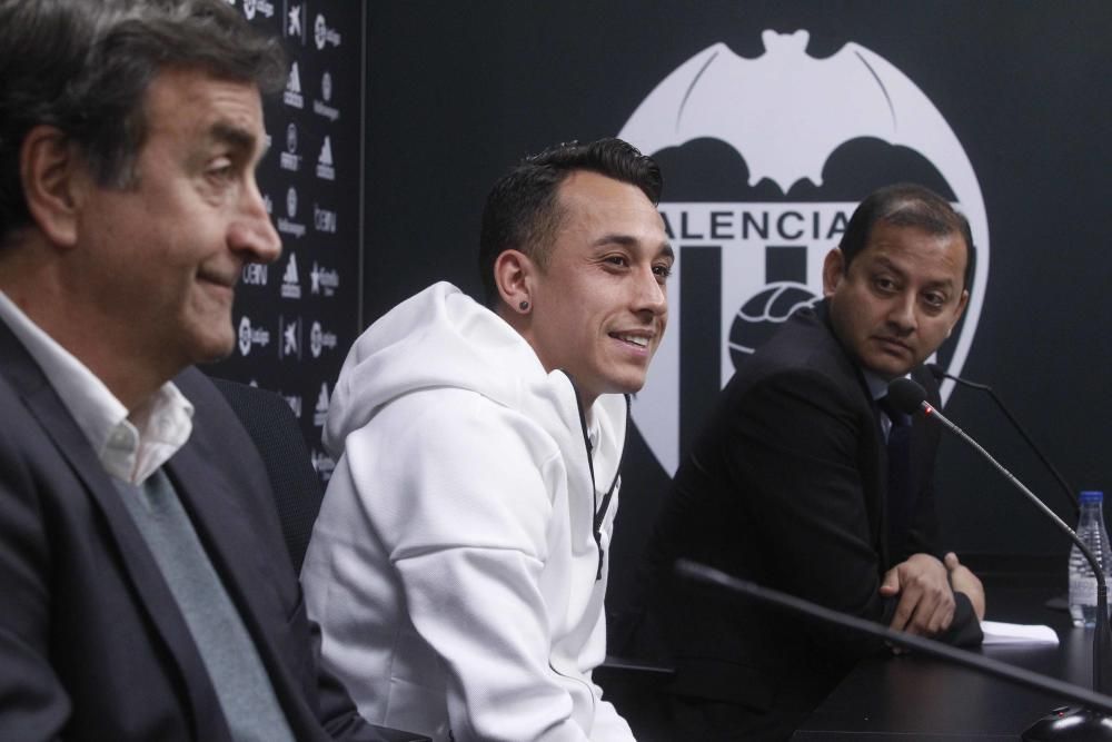 Presentación de Orellana como jugador del Valencia