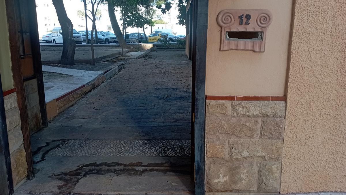 La puerta sin uso y sin demoler en Virgen de Belén se ha convertido en un mingitorio.