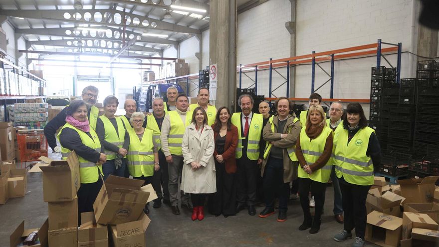La alcaldesa Inés Rey visita el Banco de Alimentos Rías Altas