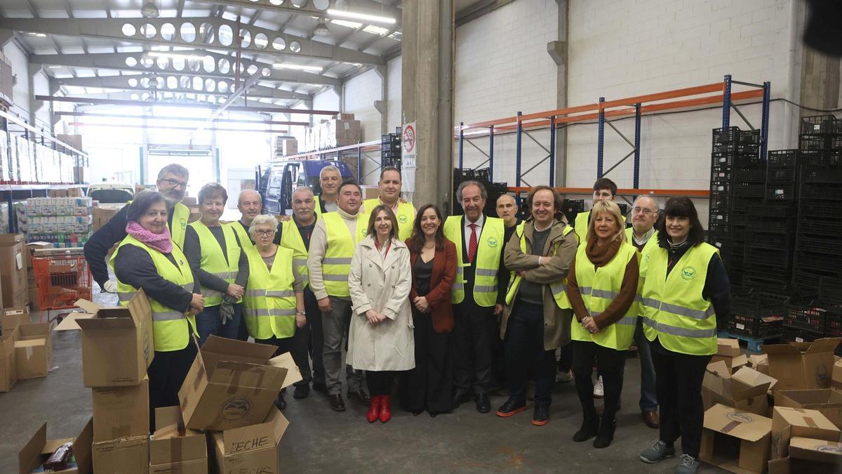 La alcaldesa Inés Rey visita el Banco de Alimentos Rías Altas