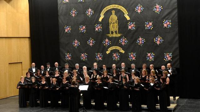 Un concierto de la Coral Polifónica de Pontevedra en 2016 con el telón elaborado por el propio Castelao.