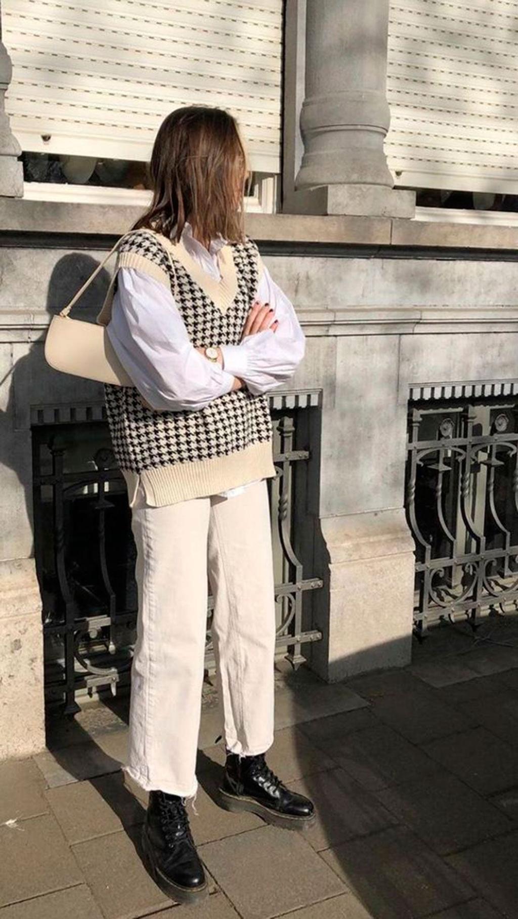 Te habrás hartado de ver este diseño en tu feed de Instagram y sí, los chalecos de punto son la prenda más deseada de este otoño pero este diseño con estampado de pata de gallo se alza como el claro ganador entre las seguidoras de tendencias. Te decimos dónde comprarlo.