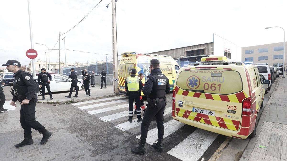 Policías y ambulancias en el lugar del accidente, en el Coll den Rabassa.
