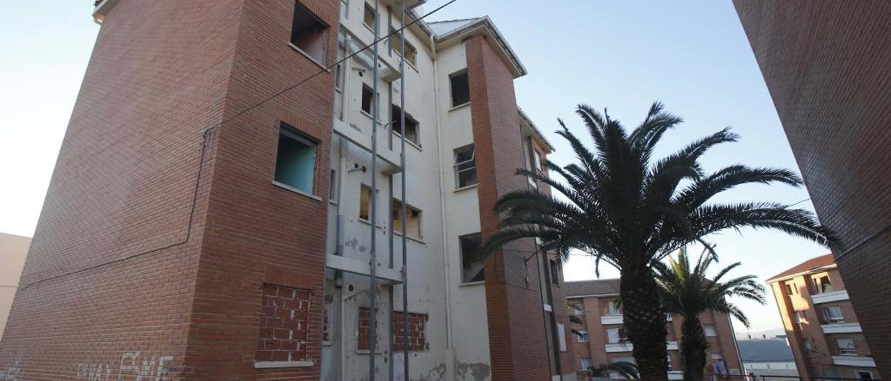 Alzira emplaza al Consell a derribar una finca social construida hace 35 años