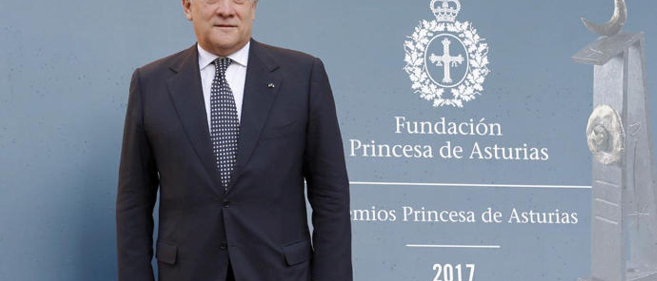 Antonio Tajani antes de recibir el Premio Princesa de Asturias de la Concordia.