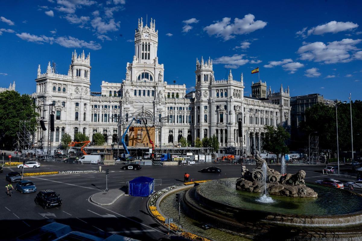 Vista general durante el montaje de escenarios para la Santa Misa del Papa León XIV en Cibeles.