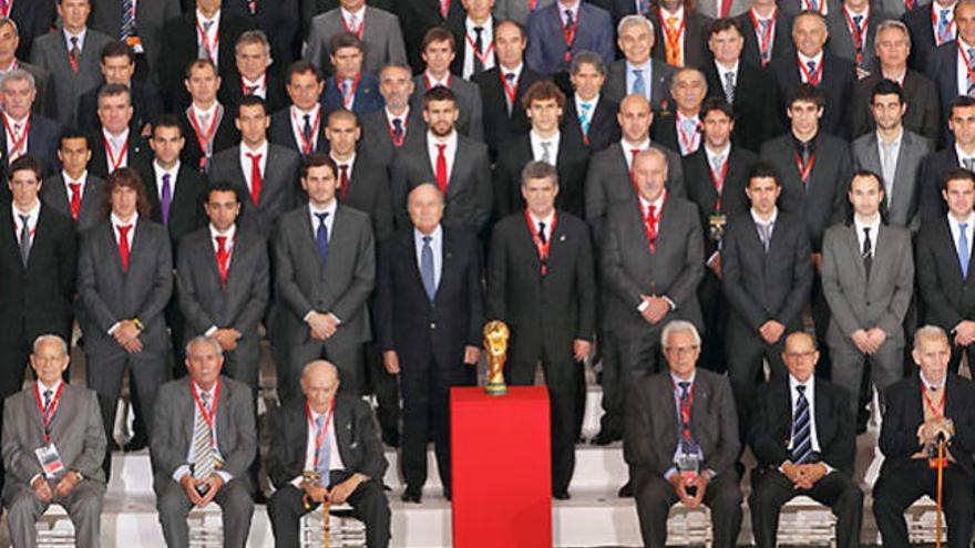 Los internacionales de hoy y los históricos posan con la Copa del Mundo.