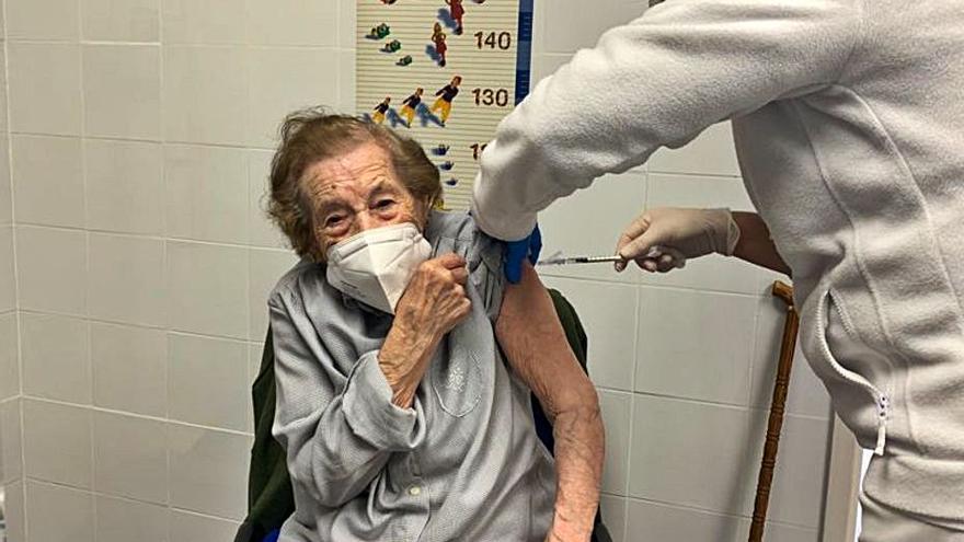 María Bolinches, de 96 años, vacunada en Montesa. | LEVANTE-EMV