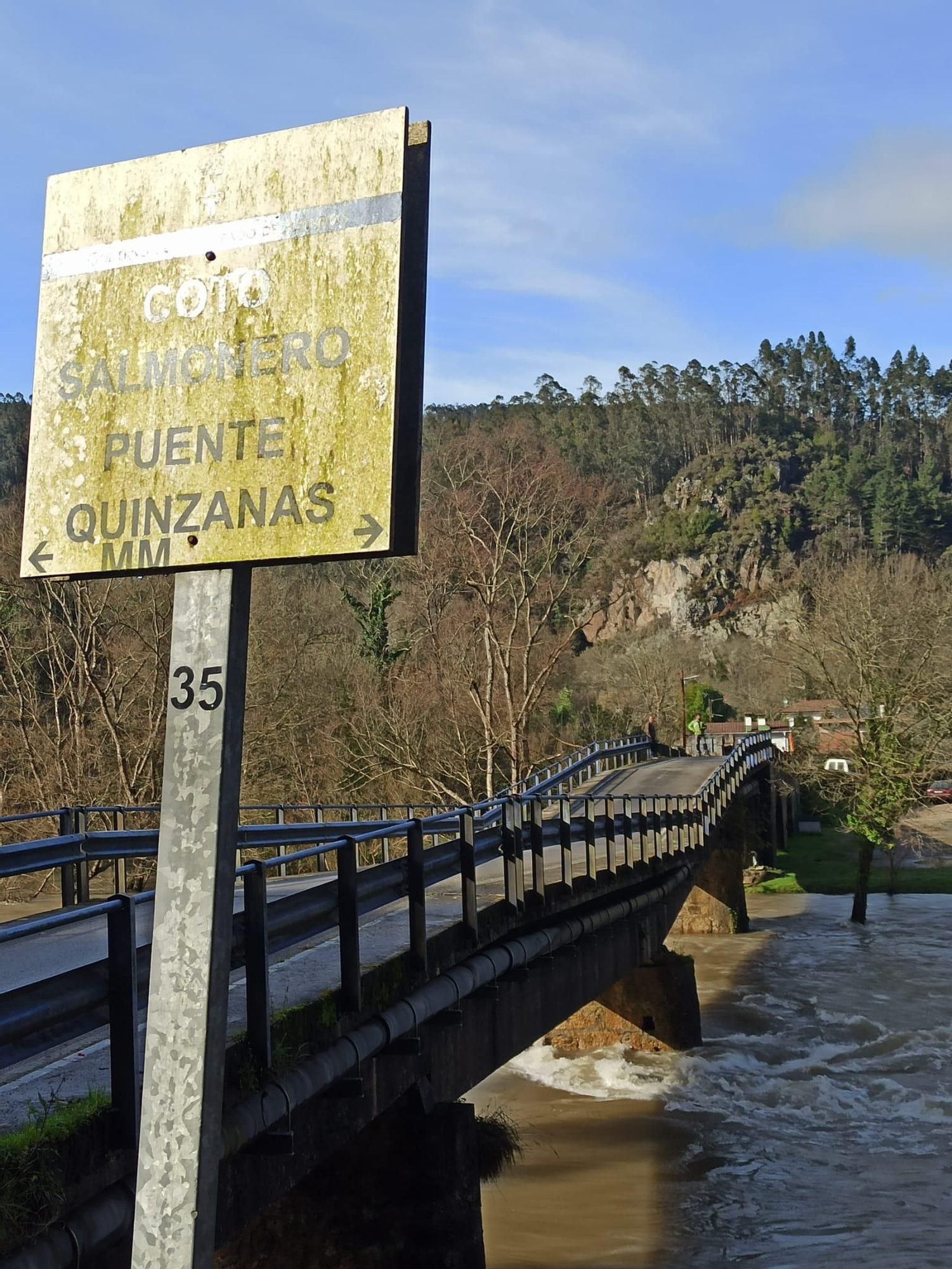 El puente, con la pilastra central, hundida en el río.