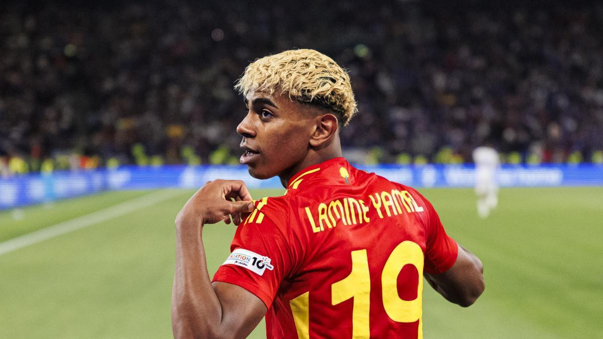 Lamine Yamal celebra un gol con la selección española.