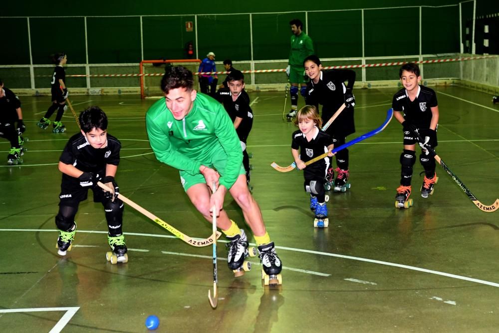 David Torres, con los niños del Hockey Club Riazor