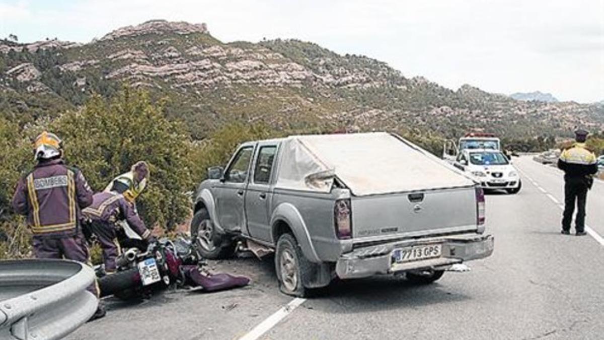 Bombers y Mossos trabajan en el accidente de Prat de Compte, ayer.