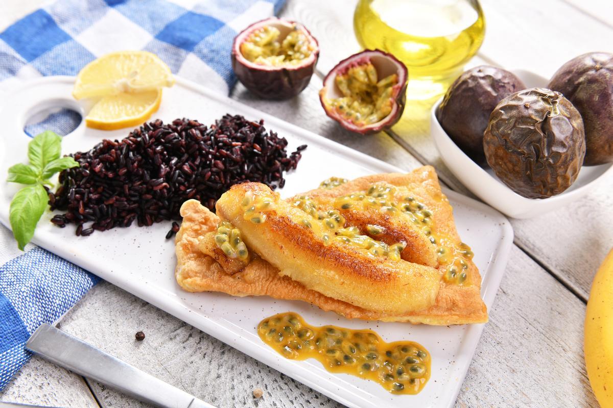 Plato tradicional madeirense: pez espada negro con plátano y fruta de la pasión