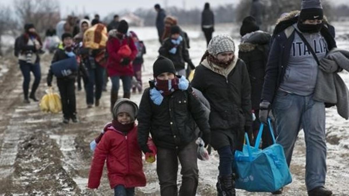 Familias de refugiados, muchos procedentes de Oriente Próximo, llegan a pie a Serbia, para continuar su viaje hacia Europa occidental, este lunes.