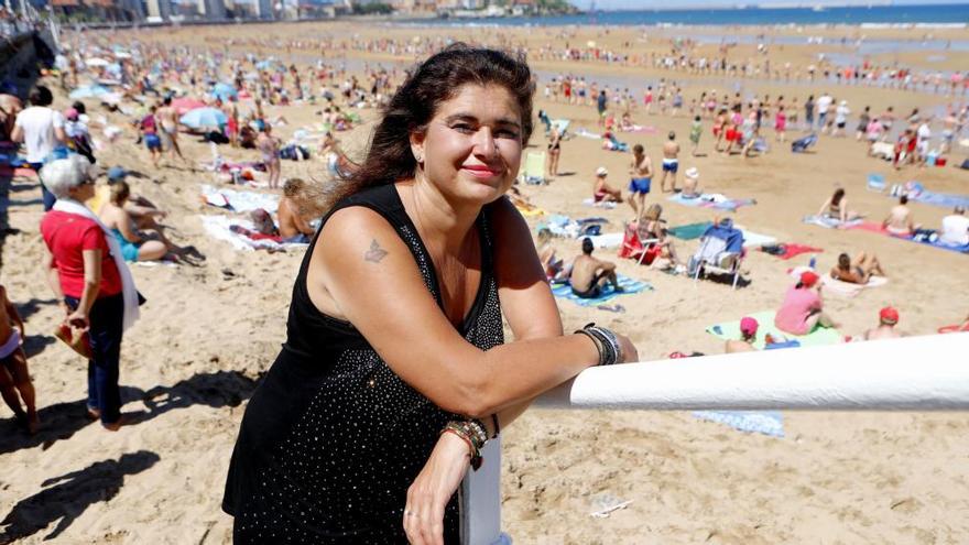 Lucía Etxebarría, junto a la playa de San Lorenzo en su visita a Gijón.