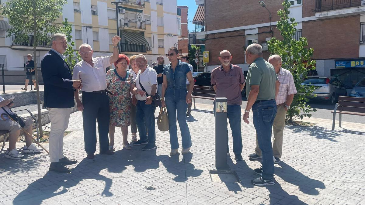 Vecinos de Miralvalle de Plasencia, que celebra sus fiestas, con el alcalde y Mayte Díaz.