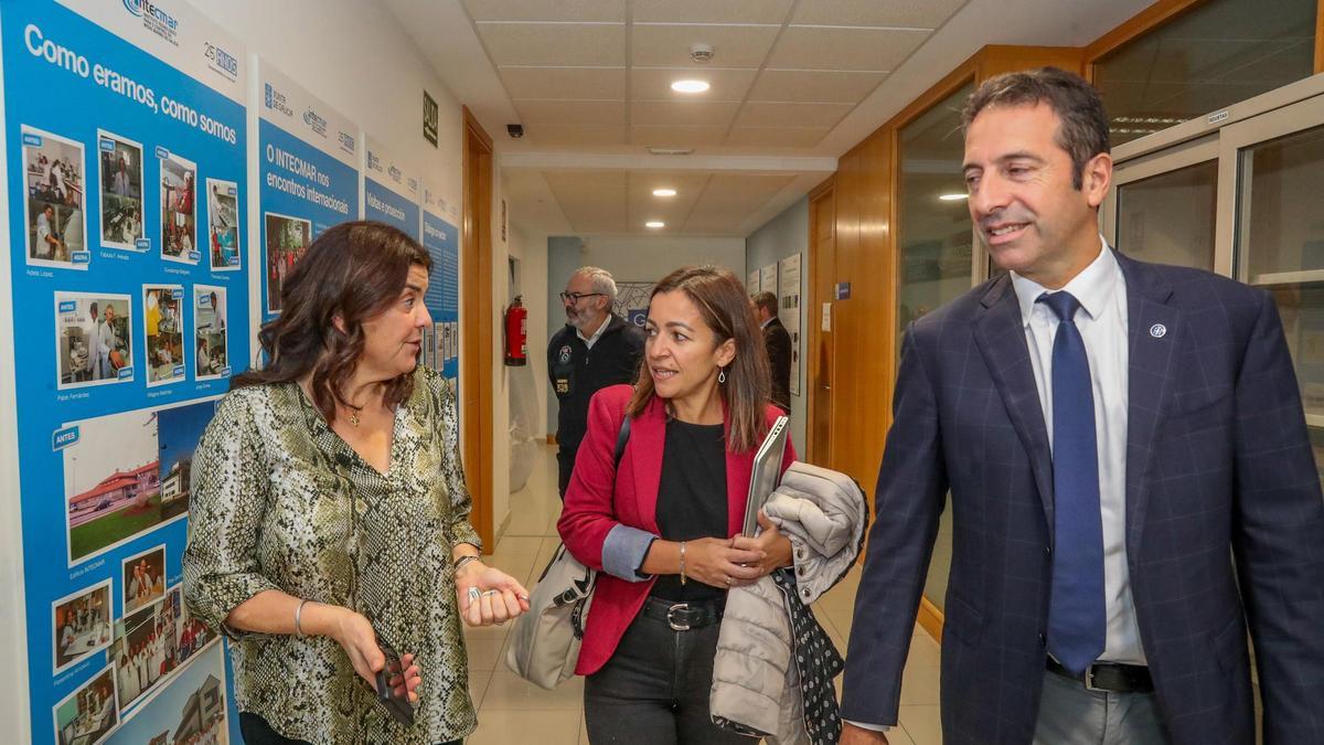 La directora del Intecmar, Covadonga Salgado, muestra el centro a Marta Villaverde y Alfonso Villares.