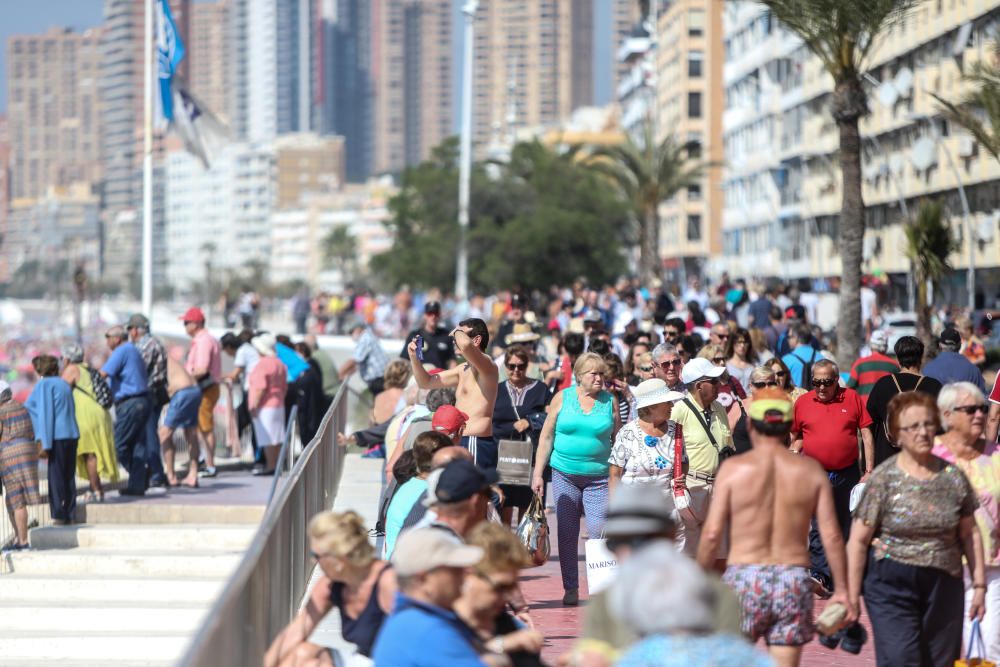 Los turistas aprovechan el buen tiempo del primer día de la Semana Santa