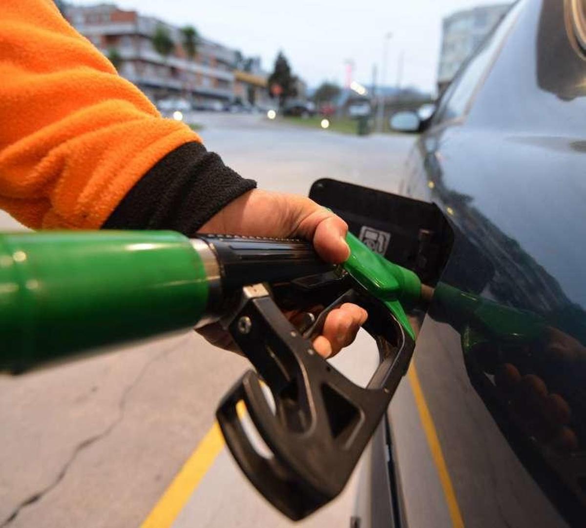 Repostaje en una gasolinera pontevedresa. // Gustavo Santos