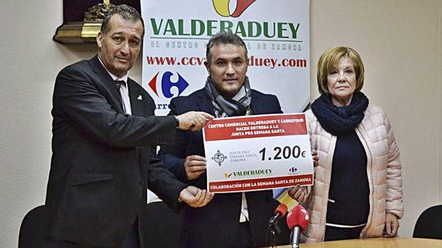 Emilio Ferrero, Miguel Escudero e Isabel García Prieto, durante el acto de entrega del cheque.