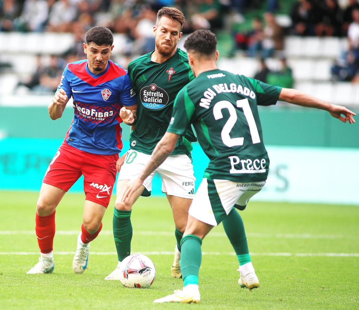El Elche resbala en A Malata y frena su reacción (1-0) El Elche resbala en A Malata y frena su reacción (1-0)