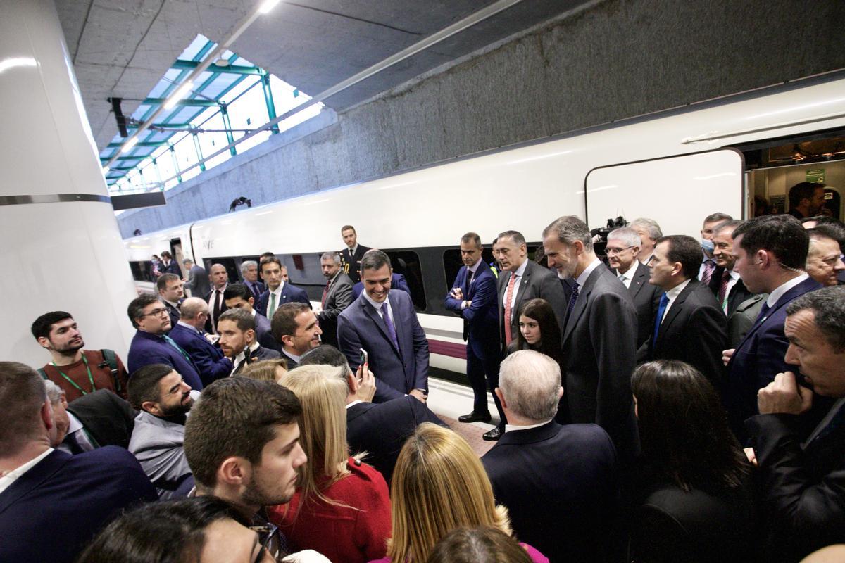 El Rey y Pedro Sánchez, sonríen en la estación de Renfe