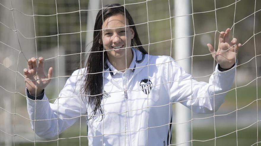 La presidenta de Chile felicita a la portera del Valencia CF por ser la menos goleada