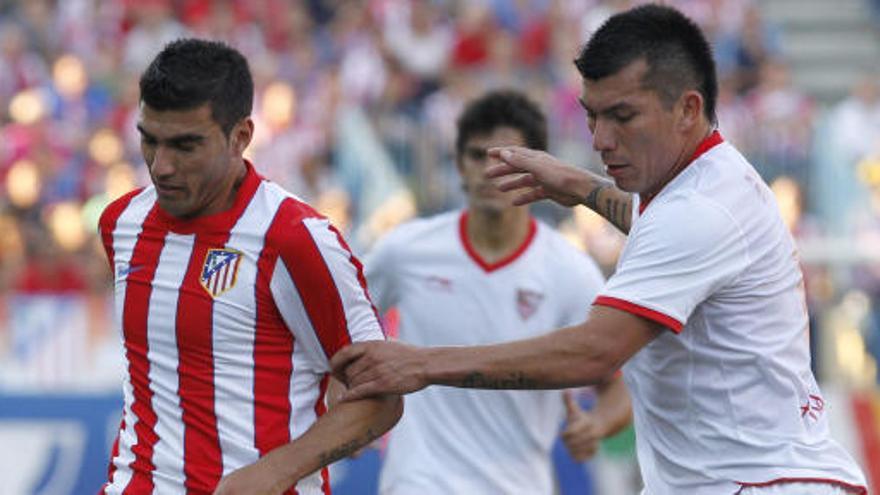 Reyes y Medel, en una acción del partido.