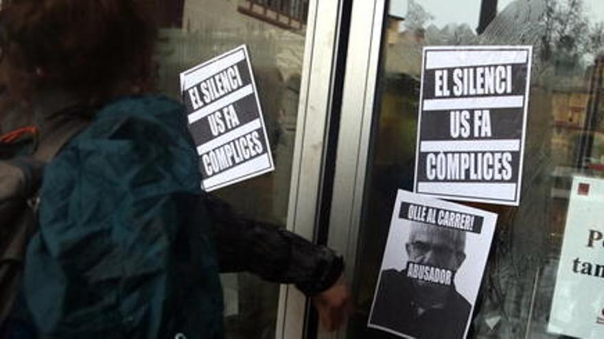 Alumnes de l&#039;Institut del Teatre enganxen cartells a la porta del centre