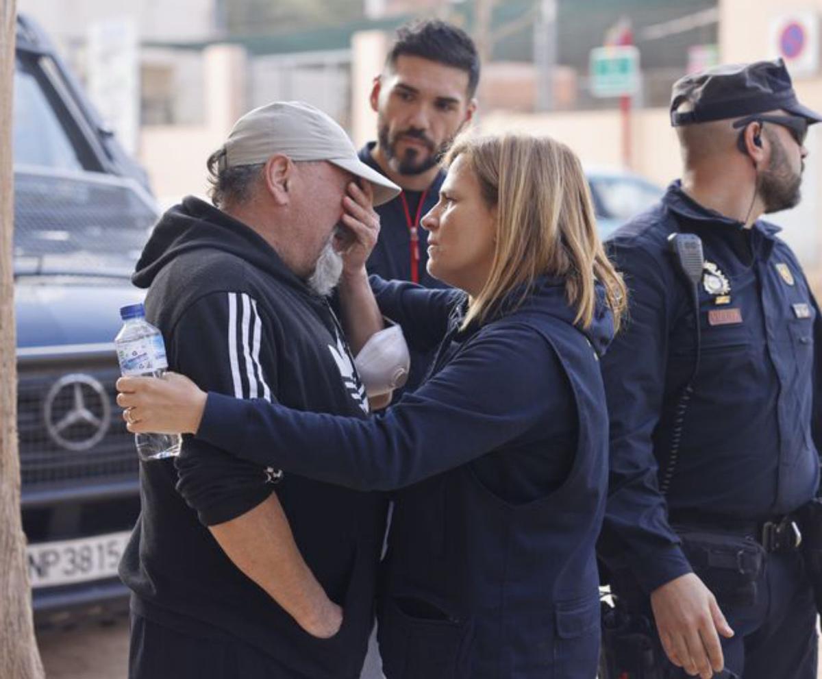 Mzón y Sánchez en el Cecopi el día 3. Pilar Bernabé, con un vecino en Massanassa. Mazón, con Gan Pampols y el nuevo Consell. | Levante-EMV/Efe/F.B.