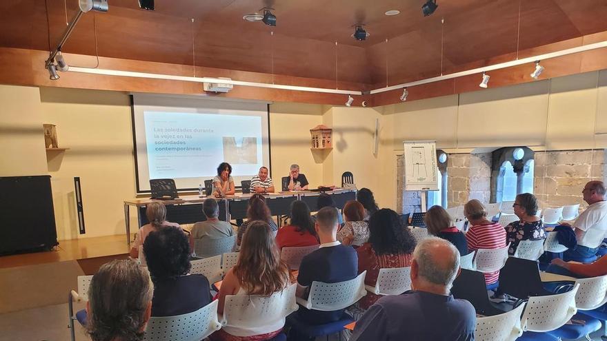 Avilés moviliza a medio centenar de personas para combatir la soledad no deseada: "Es un fenómeno complejo"