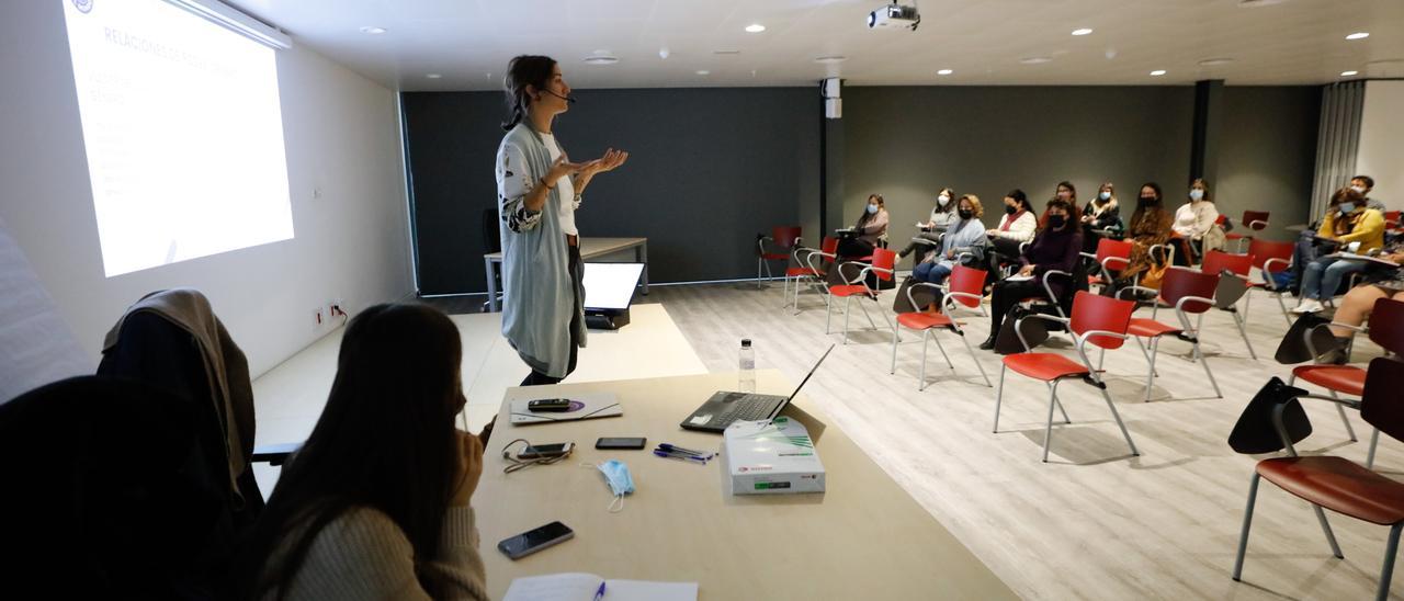 Rocío López, en un momento de la jornada de formación de Metges del Món