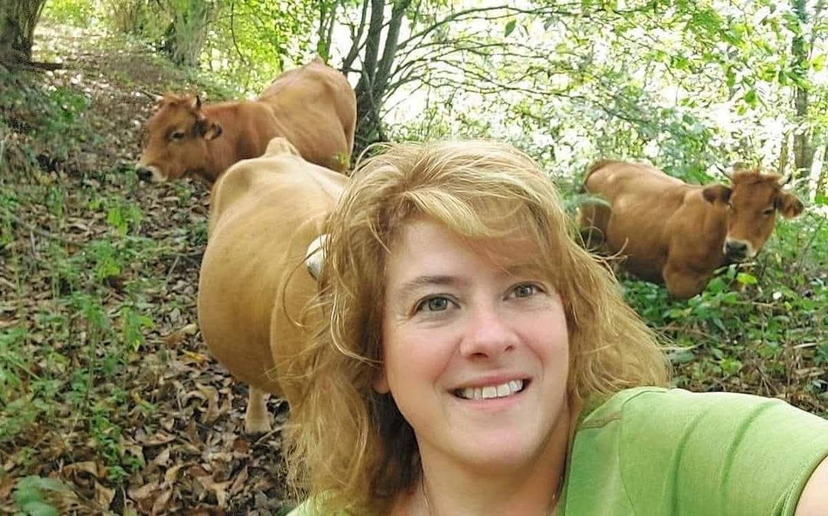 Natividad Fernández, ganadera de Quirós, con sus vacas.