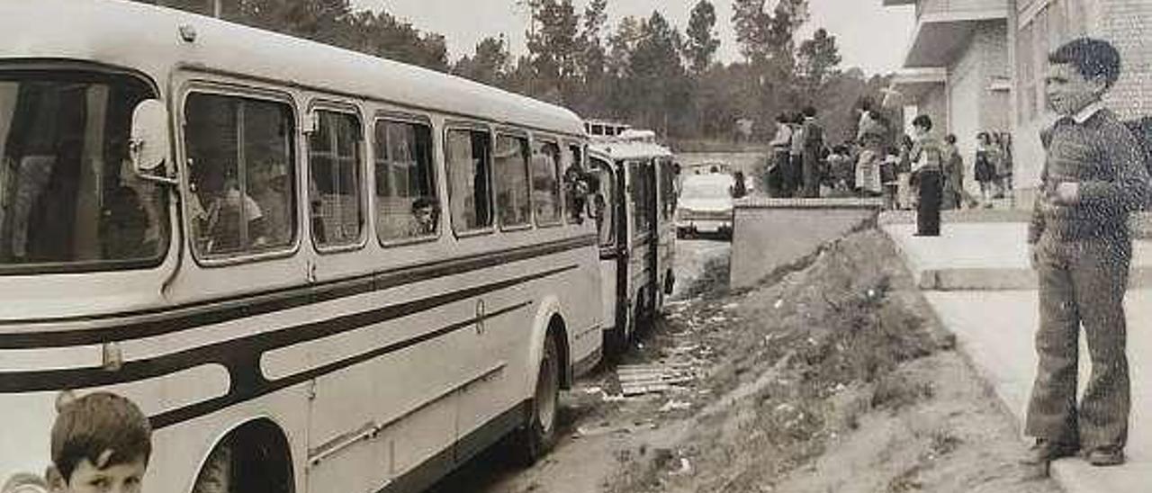 José Manuel (izda.) y otros niños esperando el bus escolar. // FdV