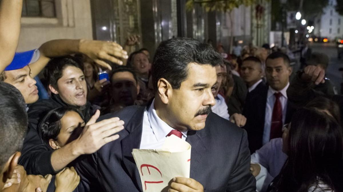 Nicolás Maduro, rodeado de seguidores, tras la reunión con la oposición, el martes en Caracas.