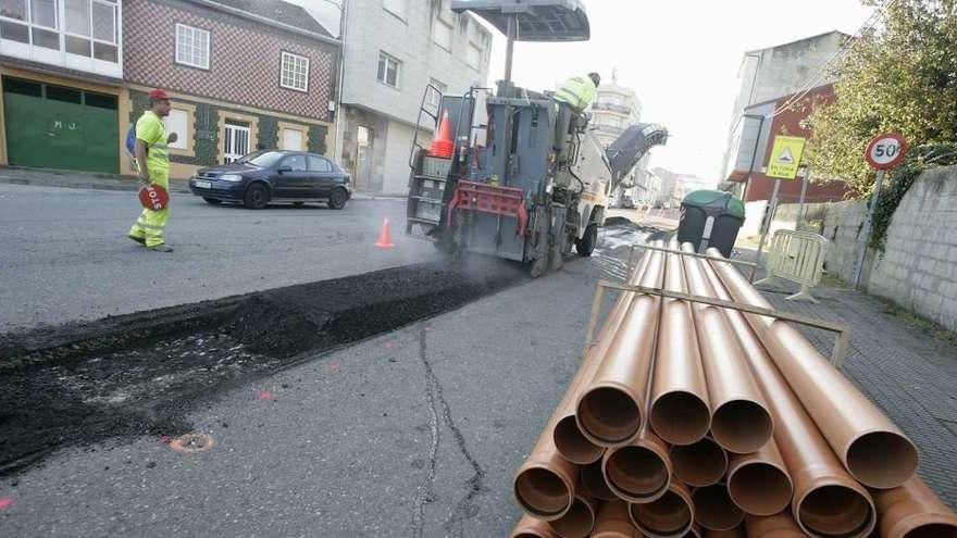 Personal de Covsa inició ayer la ansiada reforma integral de la avenida de Fernando Conde fresando parte de su tramo final. // Bernabé / Cris M.V.