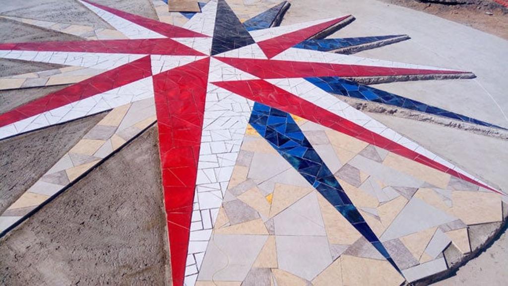 El material con el que se ha construido la rosa es vitrocerámica comprada en España y trasladada en barco hasta Namibia.