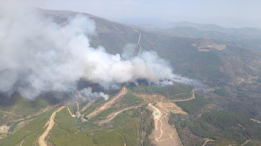El incendio de Las Hurdes (Cáceres) obliga a evacuar cinco alquerías y la UME se suma al dispositivo de extinción