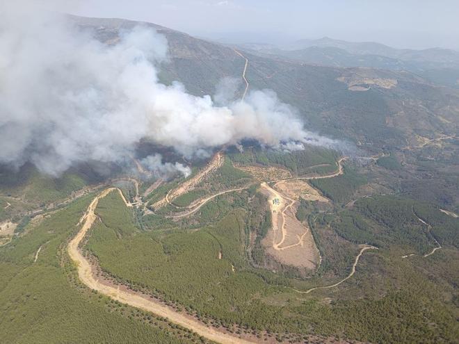 El incendio de Las Hurdes (Cáceres) obliga a evacuar cinco alquerías y la UME se suma al dispositivo de extinción