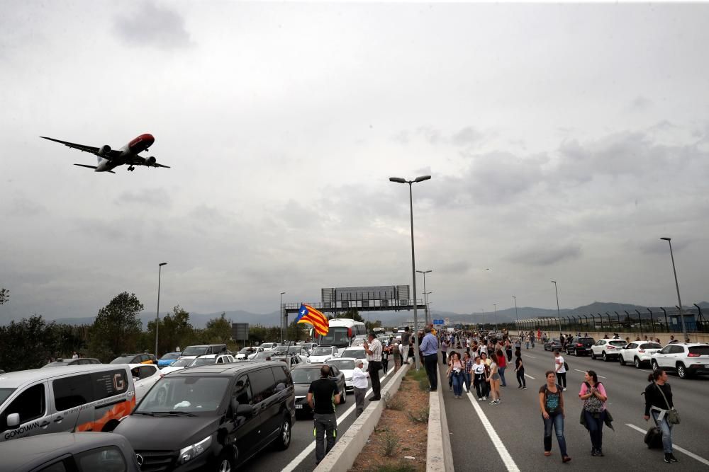 Milers de persones a l'aeroport del Prat