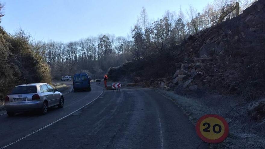 La limpieza de un argayo obliga a cortar un carril de la vía que une Cangas y Onís