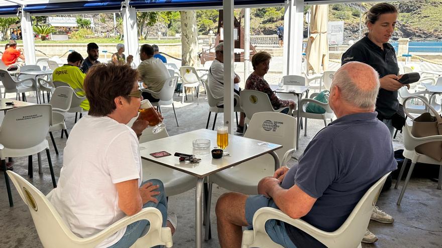 Clients en un bar de Portbou