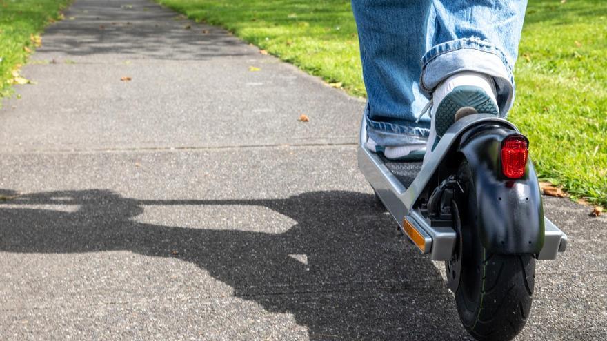 Un menor de 17 años en patinete denuncia en Ibiza una agresión policial