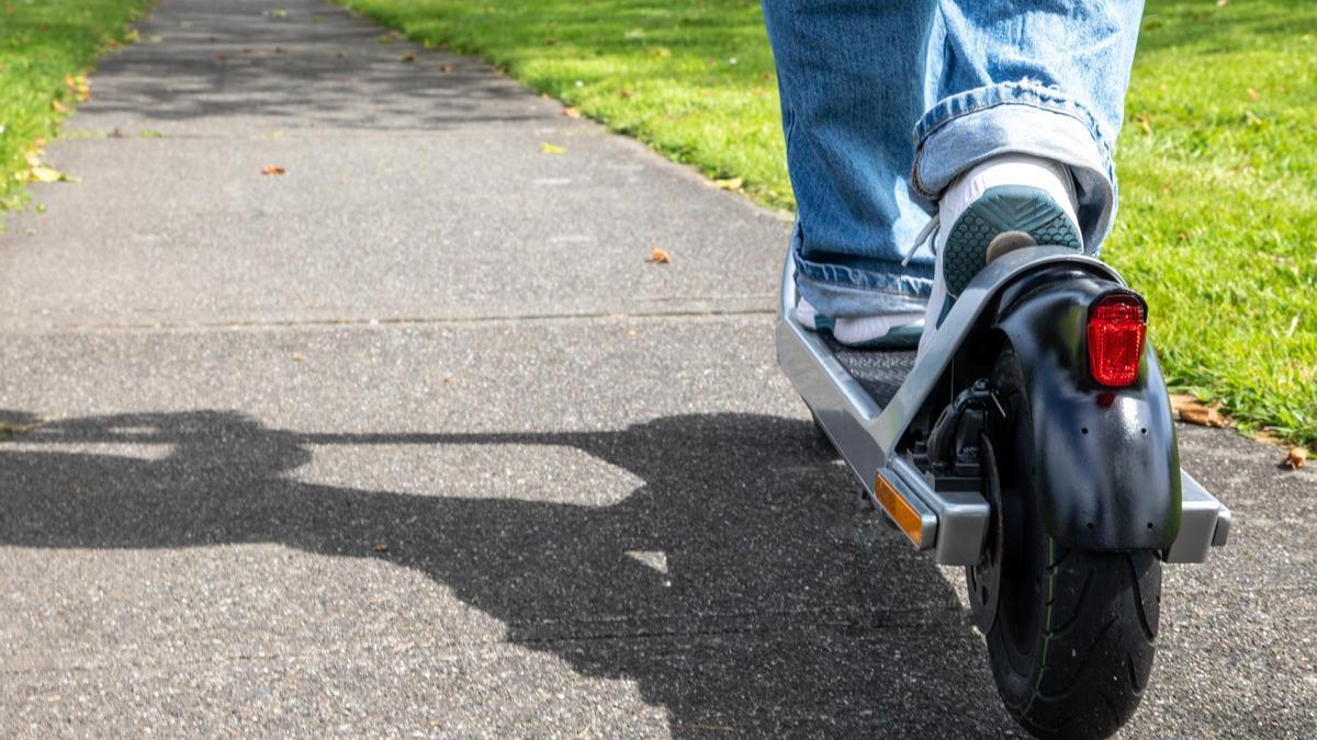 Un menor de 17 años en patinete denuncia en Ibiza una agresión policial