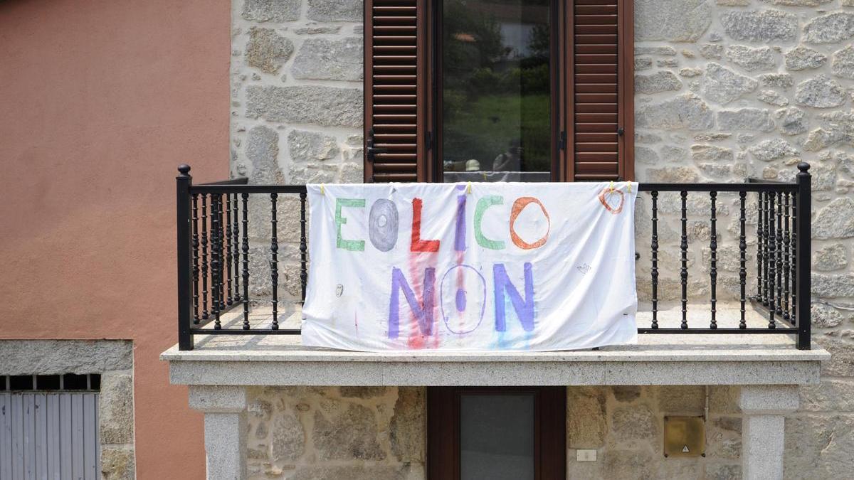 Pancartas contra los eólicos en la aldea de Sabucedo.